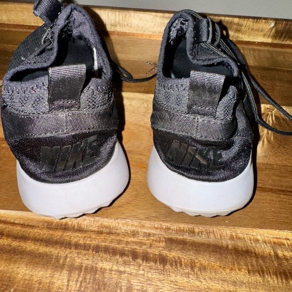 Women's size 8 super light Nikes - Picture 3 of 5
